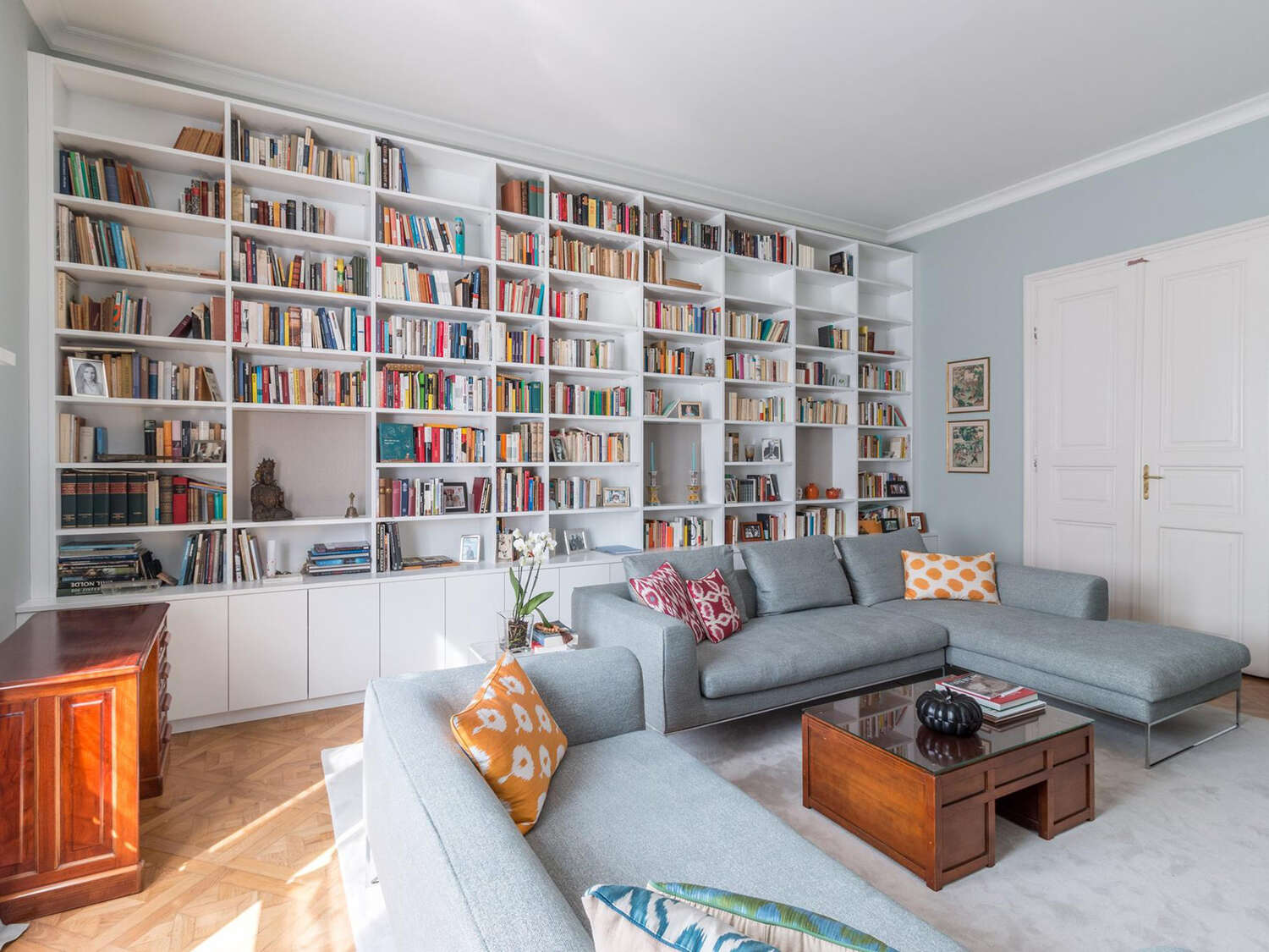 Foto einer Bibliothek in weiß.