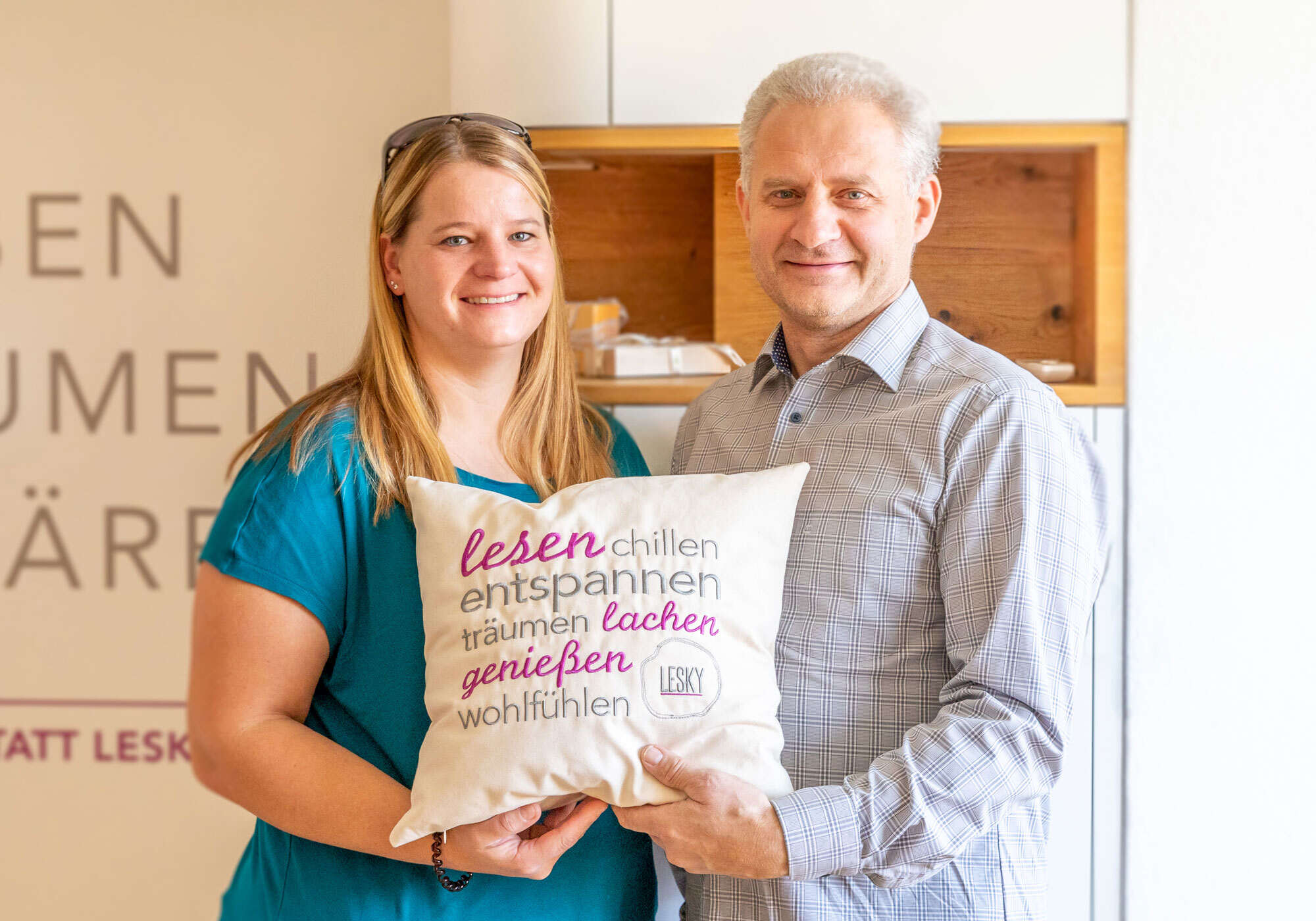 Eine unserer glücklichen Gewinnerinnen des Zirbenkissen Gewinnspiels