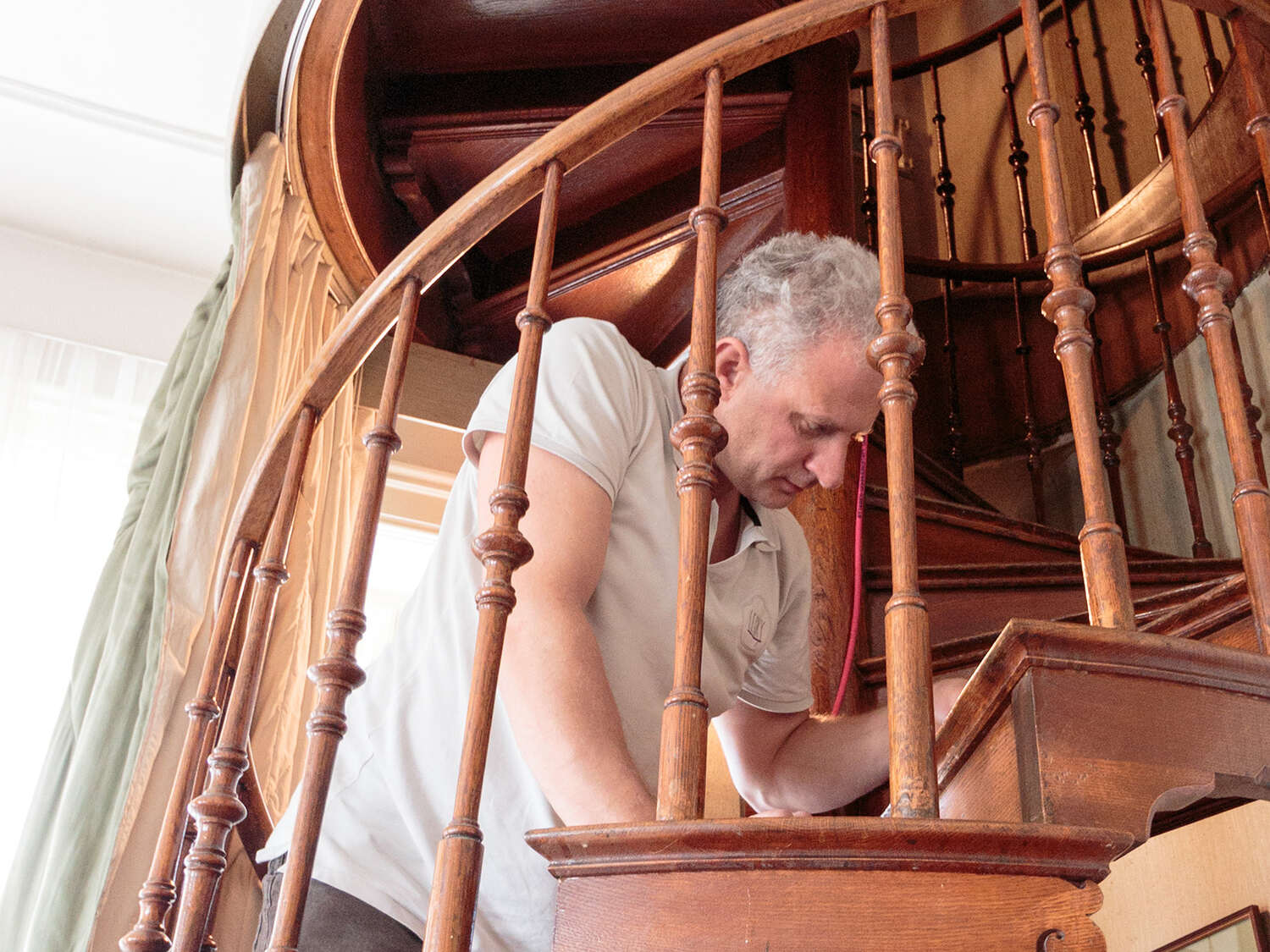 Josef Lesky repariert und restauriert Holztreppen.