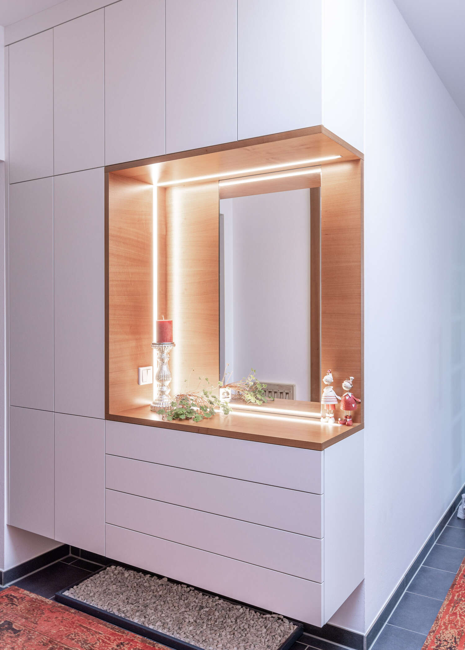 Vorzimmerschrank mit moderner LED-Beleuchtung.