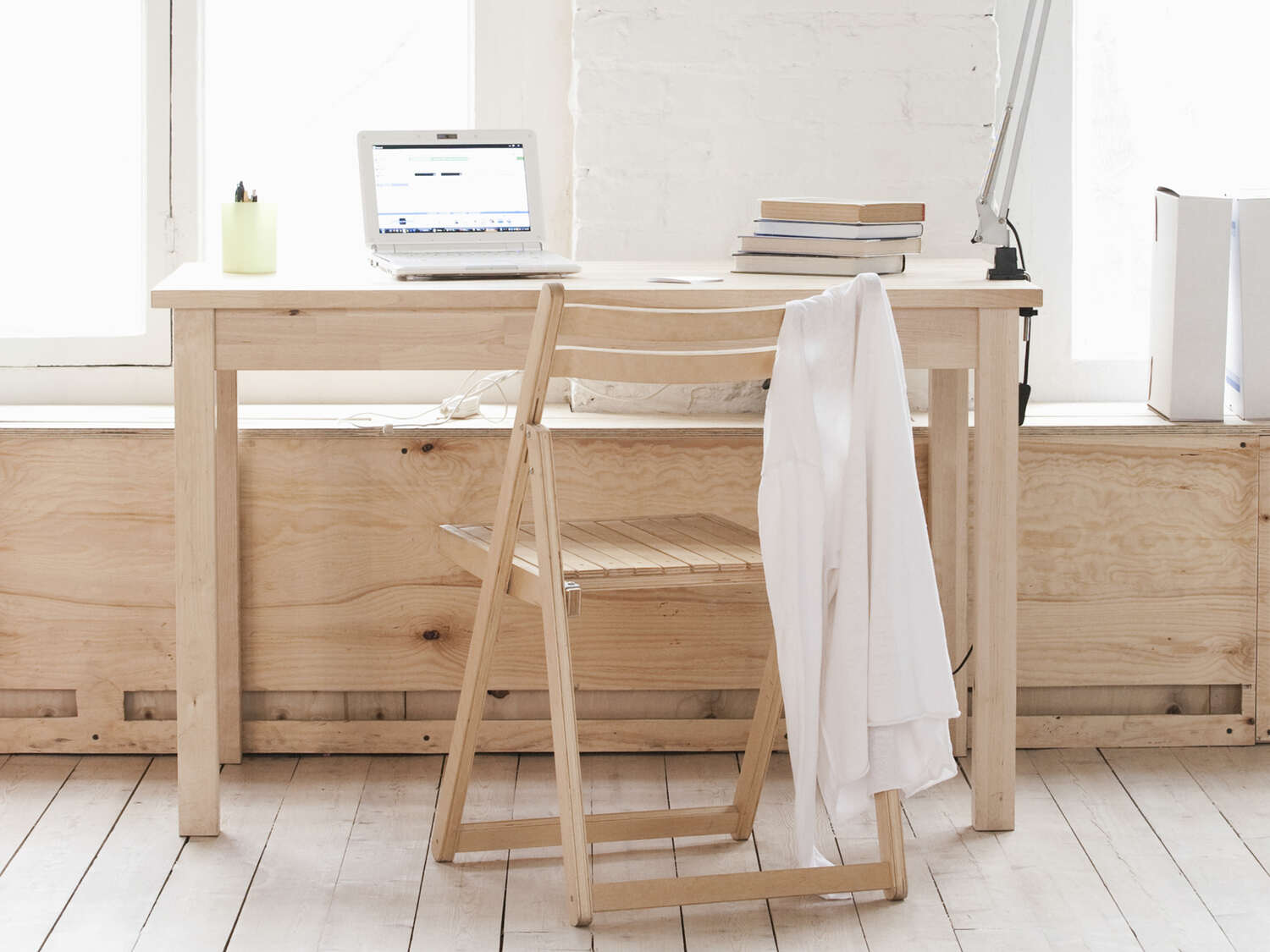 Ein Arbeitszimmer aus Holz von der Tischlerei Lesky.