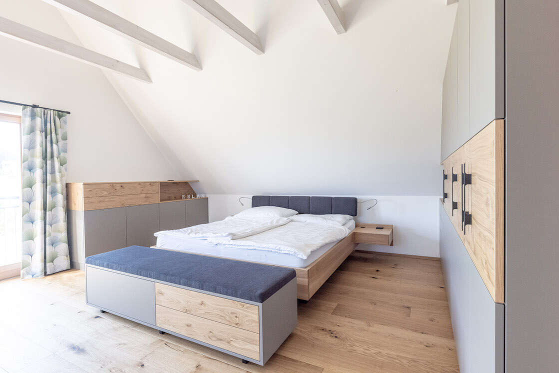 Schlafzimmer aus Holz vom Tischler.