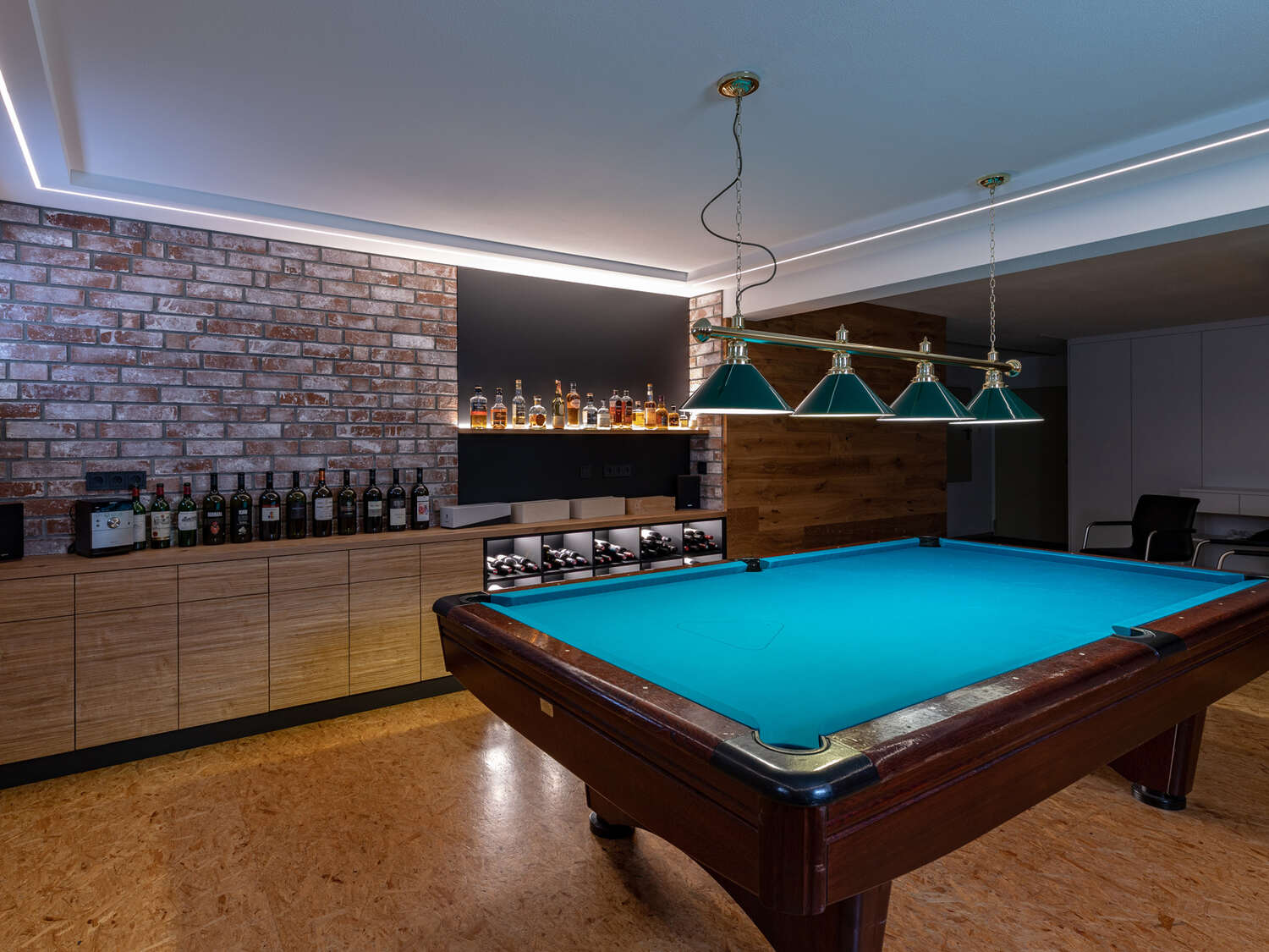 Foto eines Billiardzimmers mit Stauraum.