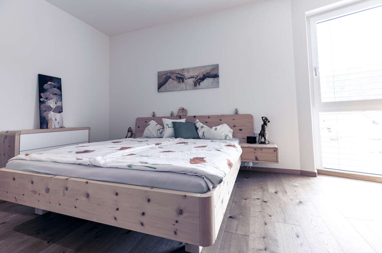 Schlafzimmer vom Tischler mit Zirbenholzbett.