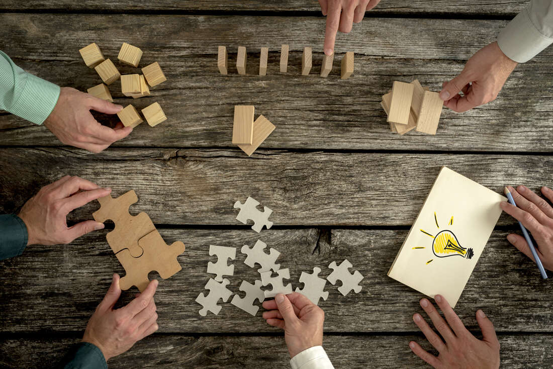 Foto von Puzzlesteinen aus Holz