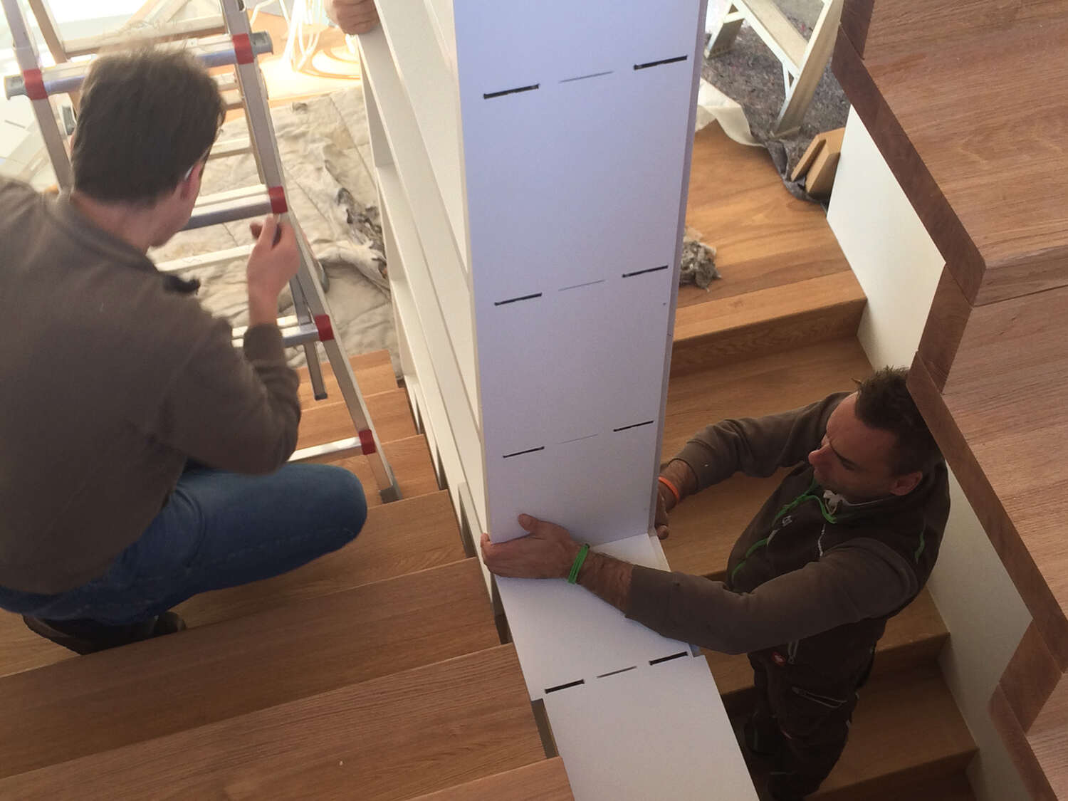 Lesky montiert eine Treppe.