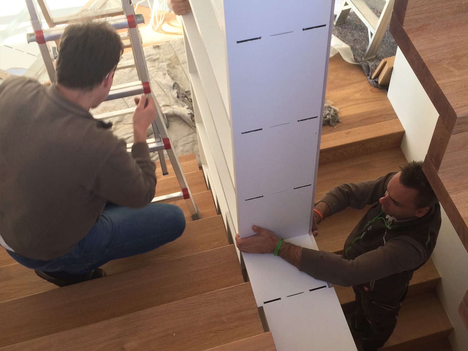Lesky montiert eine Treppe.
