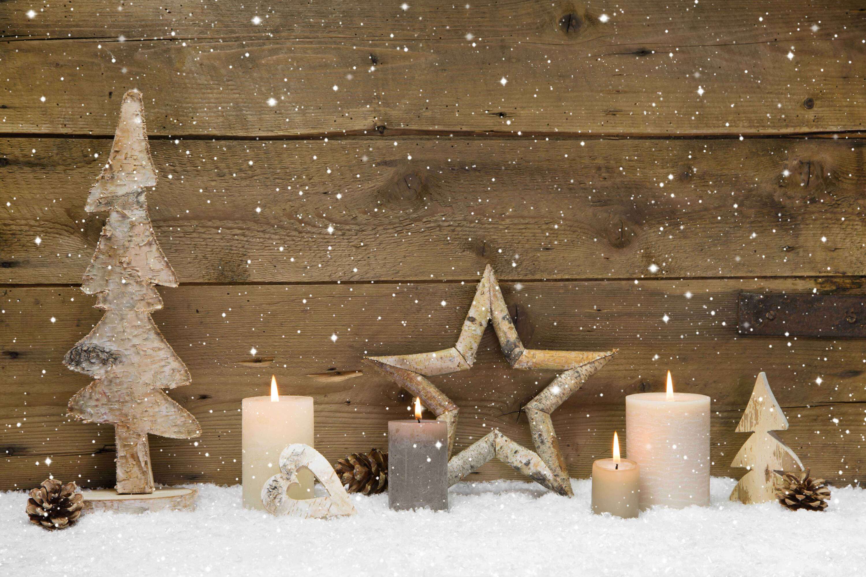 Weihnachtliche Dekoration mit Schnee