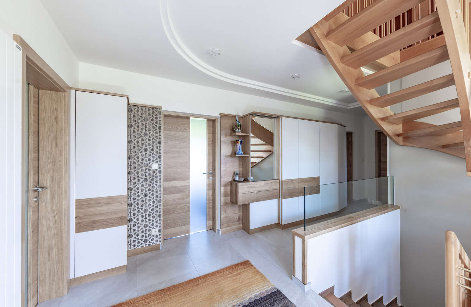 Moderne Vorzimmerwand aus Holz mit hellen Fronten.