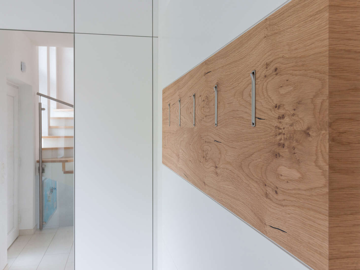 Vorzimmer mit Garderobe für Jacken.