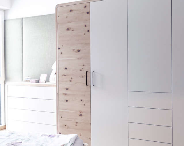 Schlafzimmer mit Möbeln aus Zirbenholz.