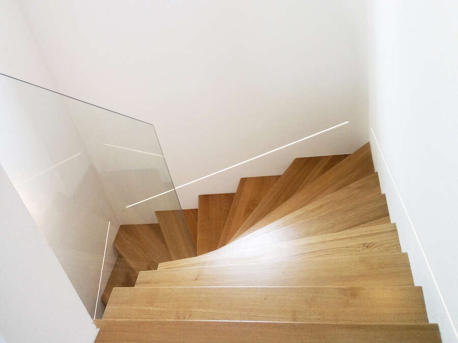 Betonstiege aus Eiche mit Glasbefestigung